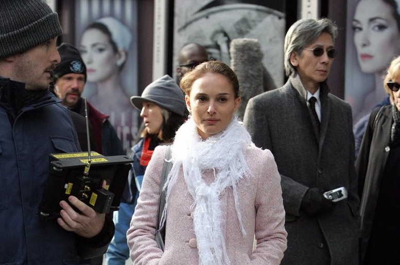 Natalie Portman on set. Look at behind to see Winona in a poster.
